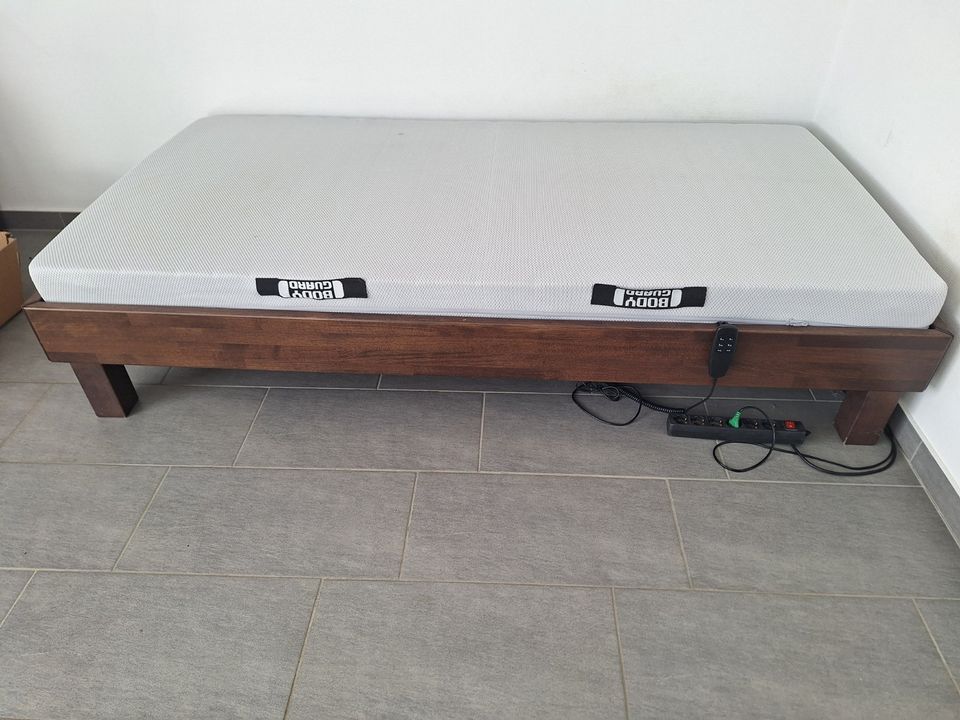 Bett mit Matratze und Elektrischem Lattenrost in Ottersweier
