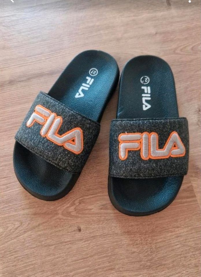 Fila Badeschlappen Badeschuhe Schlappen Gr. 27 in Wabern