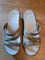 Crocs Badeschuhe Pantoletten grau beige Wandsbek - Hamburg Jenfeld Vorschau