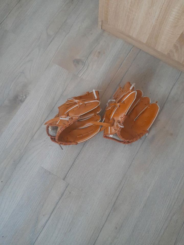 Ein paar Baseball Handschuhe in Nackenheim