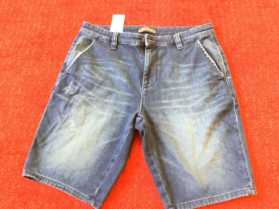 Trendy Jeans Shorts / kurze Hose W 32.  Bermudas in Kassel