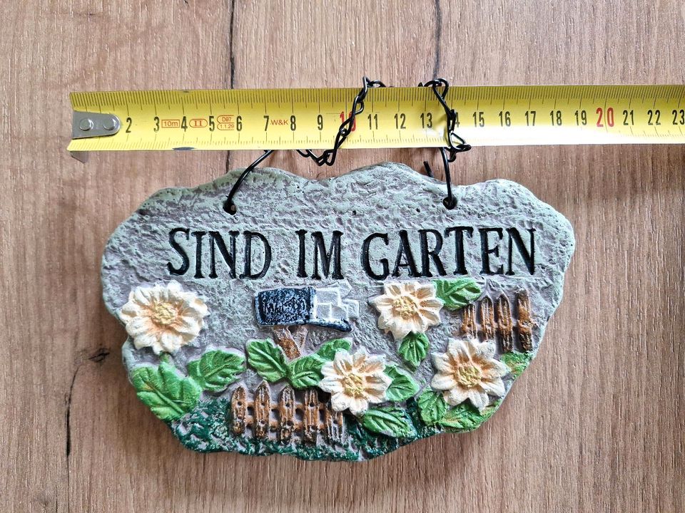 Sind im Garten    Schild in Rostock