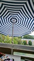 Sonnenschirm klappbar mit Sonnenschirmständer blau weiss Berlin - Marienfelde Vorschau