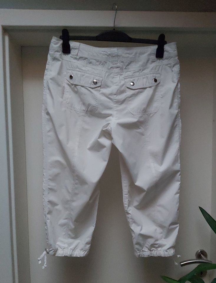 Leichte weiße ¾ lange Hose  Baumwolle Gr. 42 / XL in Karben