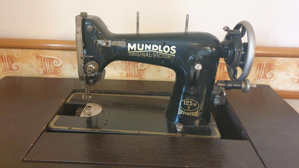 Mundlos Nähmaschine Nähmaschinentisch antik Vintage Dachbodenfund in Limburg