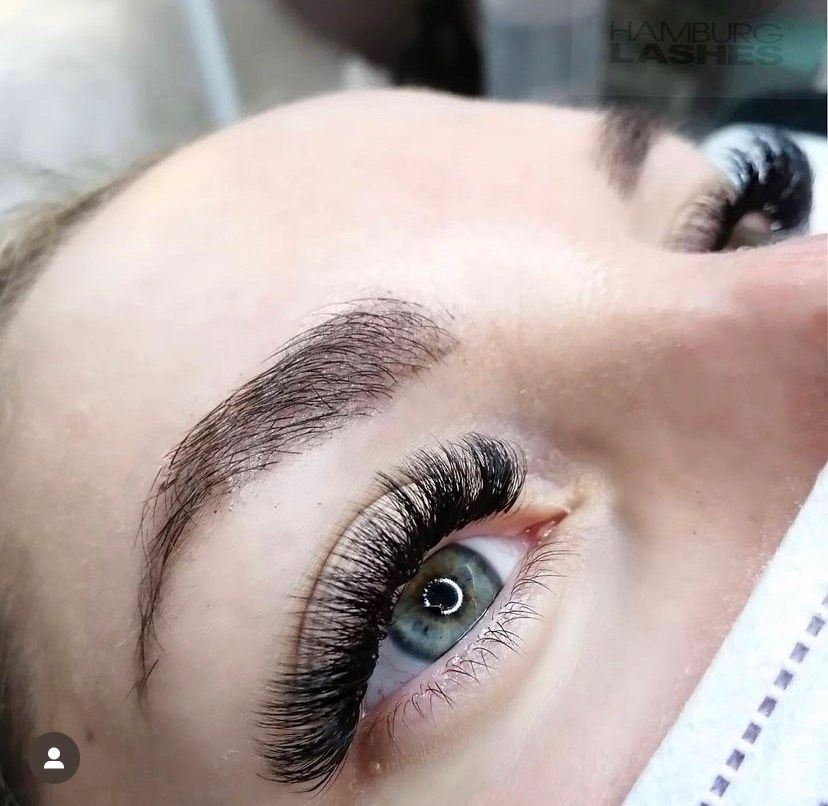 Modelle Wimpernverlängerung Volumentechnik in Hamburg