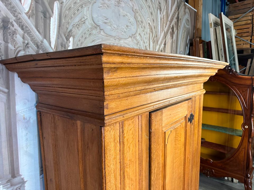 SEHR SELTENER BAROCKSCHRANK AUS EICHE UM 1680-1700 BAROCK SCHRANK  KLEIDERSCHRANK - Versand möglich 99 Euro - Wir sind für Sie da lokal in 86830 Schwabmünchen oder online ARTHOME24 in Schwabmünchen