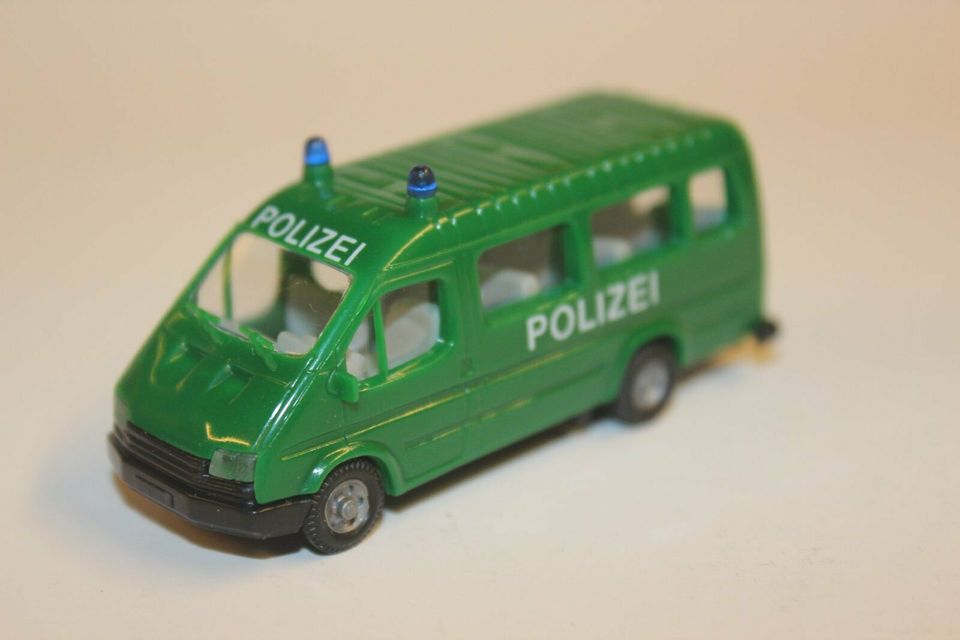 Praline 3710 Ford Transit Polizei 1:87 in Calw