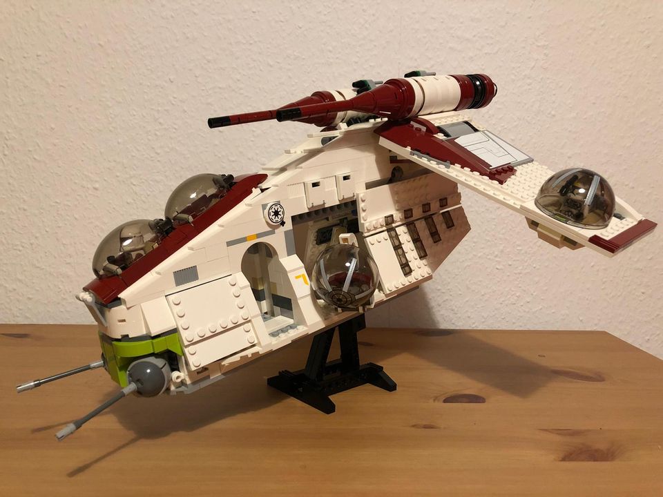 Display / Stand LEGO Star Wars Republic Gunship (75021 / 7676) in Bremen