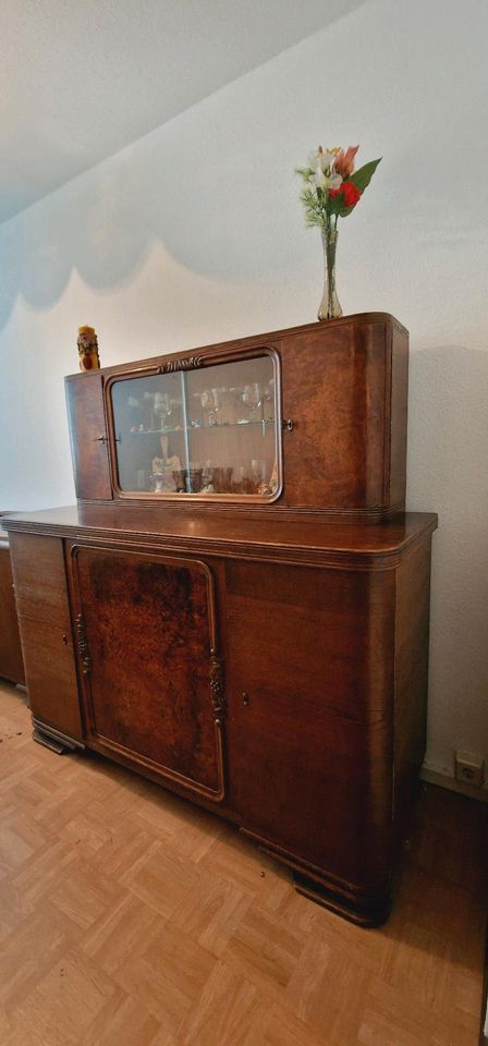 Alte Anrichte Holz Schnitzereien Buffet Vitrine Schrank in Leipzig