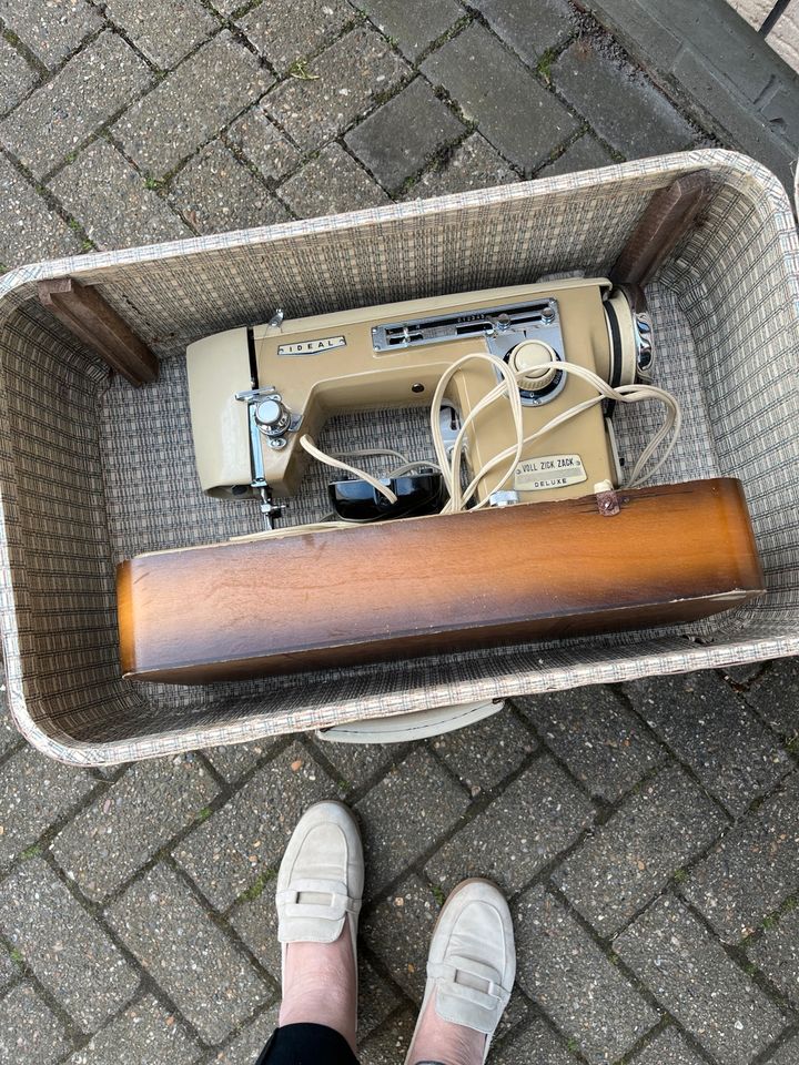 Nähmaschine im Koffer in Sande