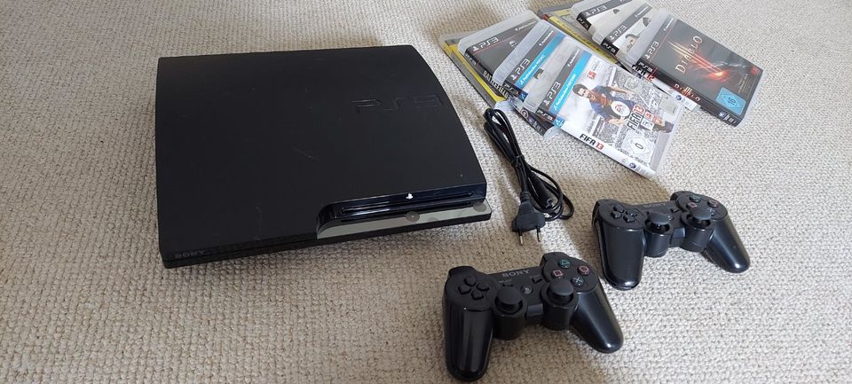 Playstation 3 - inkl. 2 Controller und 8 Originalspiele in Freden