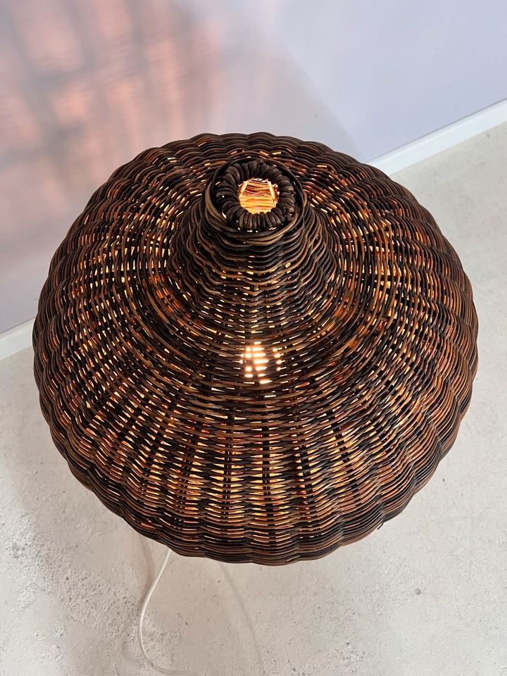 Bodenlampe Stehlampe Dreibein Korb Rattan Geflecht 70er Jahre Design Vintage Wohnzimmerlampe Schlafzimmerlampe in Berlin