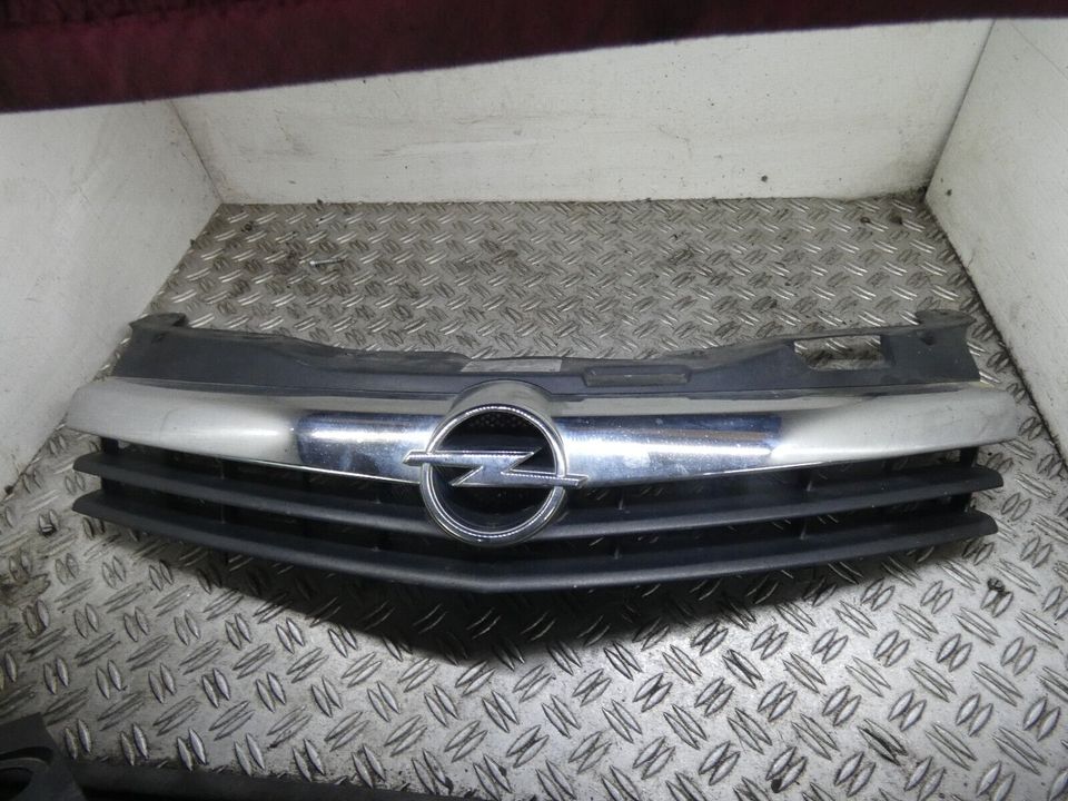 Opel Astra H Kühlergrill 13241968 13241965 GTC Bj.2006 in Massenbachhausen