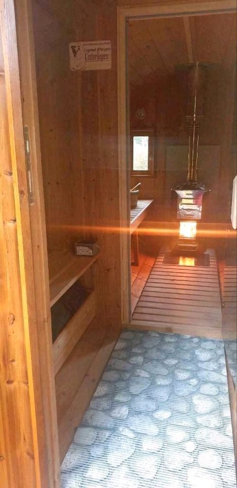 Fasssauna Thermoholz Sauna Gartenhaus Saunafass Holzofen Fassauna Badezuber Hot Tub Badefass Tiny House Gartenhaus See Almhütte Fass Campingplatz Schlaffass Wildnis Holz Saunawagen Unterkunft Pension in Erfurt