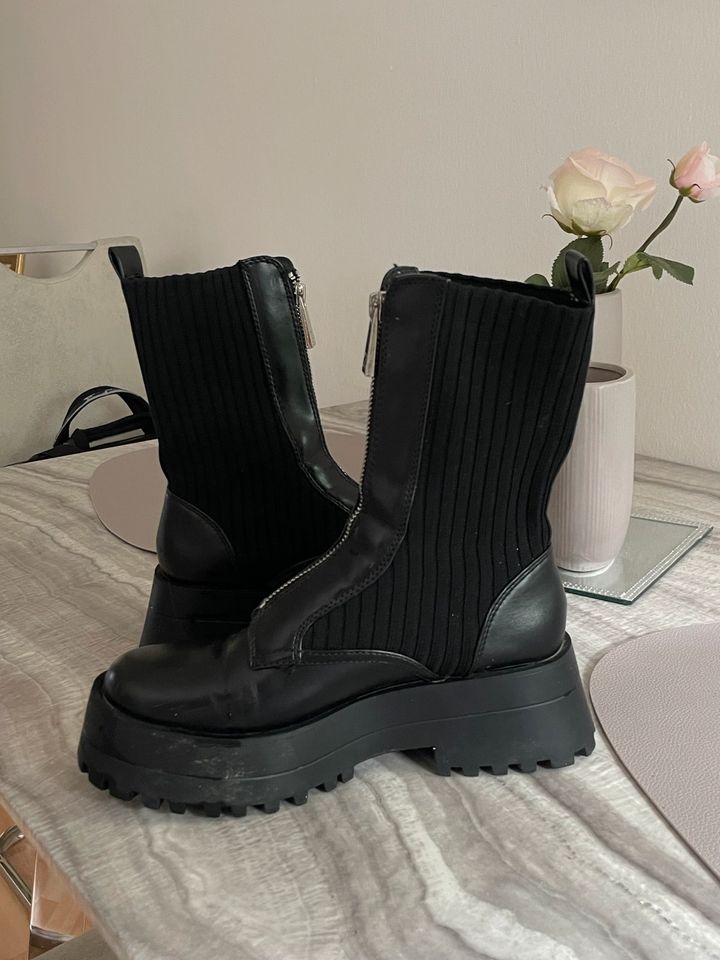 schwarze Stiefel mit Reißverschluss (Zara) in Unterhaching
