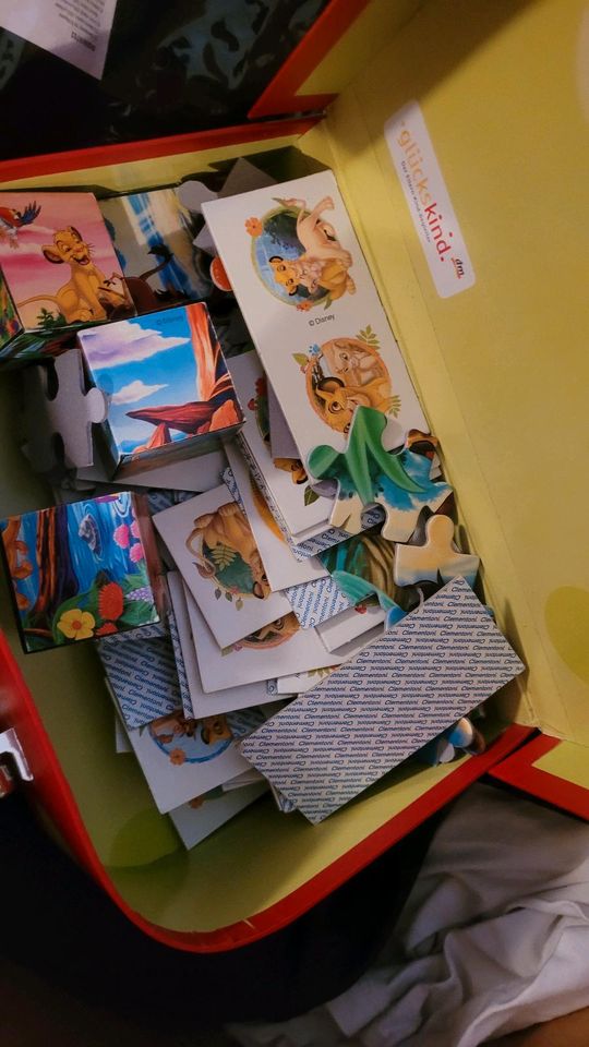 4 Kisten Haushaltswaren Spielzeug Kleidung Gläser Deko shabby in Oettingen in Bayern