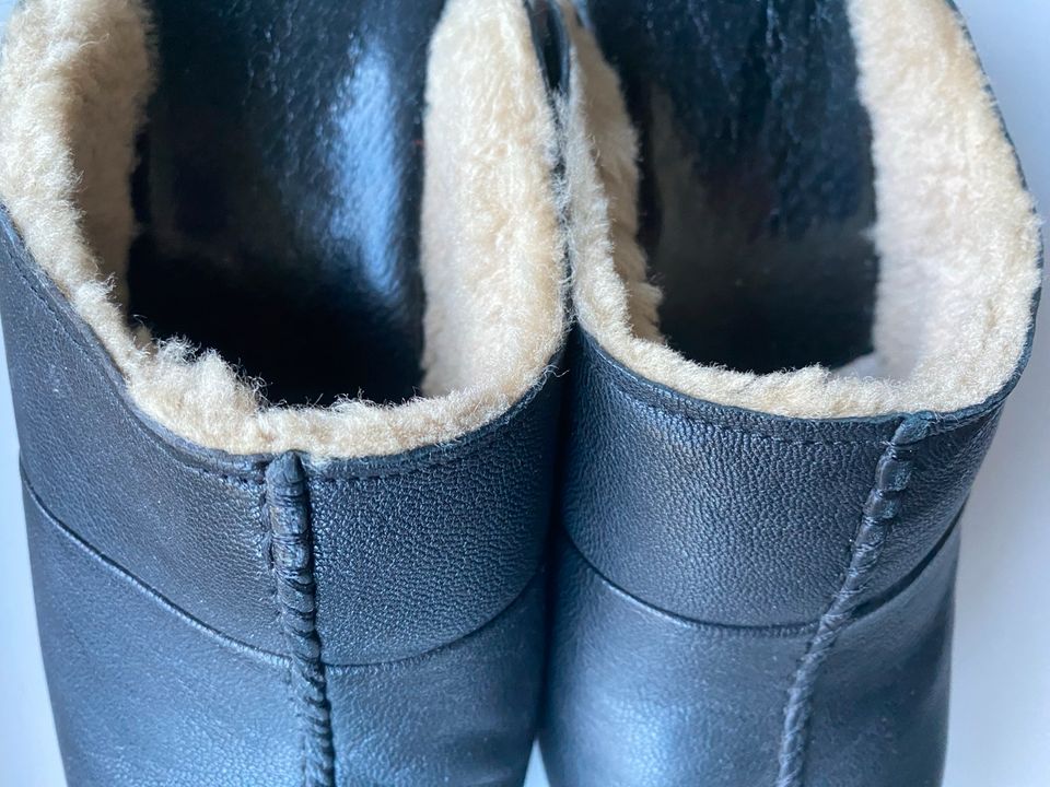 Clogs, UGG, Hausschuhe, warm gefüttert, gepflegt in Edewecht