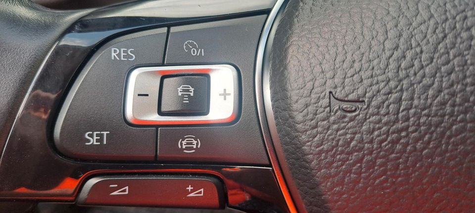 Volkswagen Variant Golf VII 1.6 ACC,LED,NAVI,Massage, Klima in Freihung