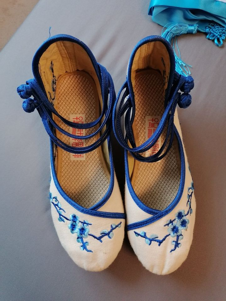 Hanfu weiß-blau + Schuhe in Tharandt