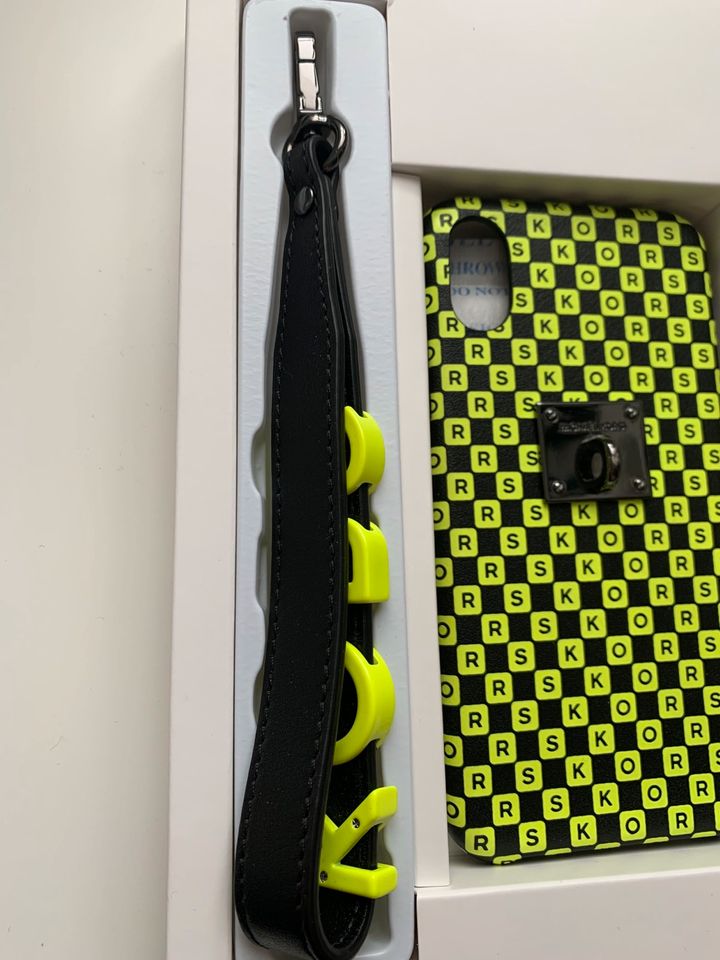 Michael Kors iPhone X / XS Case with Strap black ein yellow in Dirlewang