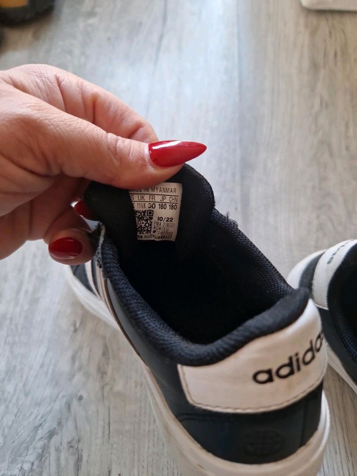 Adidas schwarz/weiß gr.30 in Köln - Weidenpesch | Gebrauchte Kinderschuhe  Größe 30 kaufen | eBay Kleinanzeigen ist jetzt Kleinanzeigen