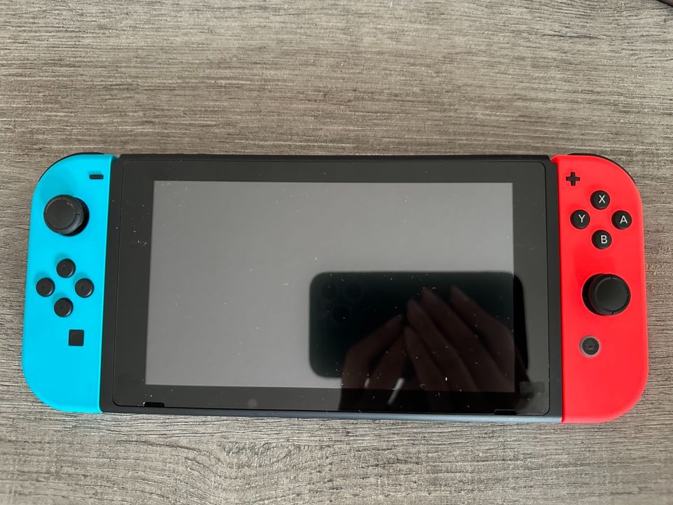 Nintendo Switch Neon-Rot/Neon-Blau in Bornheim