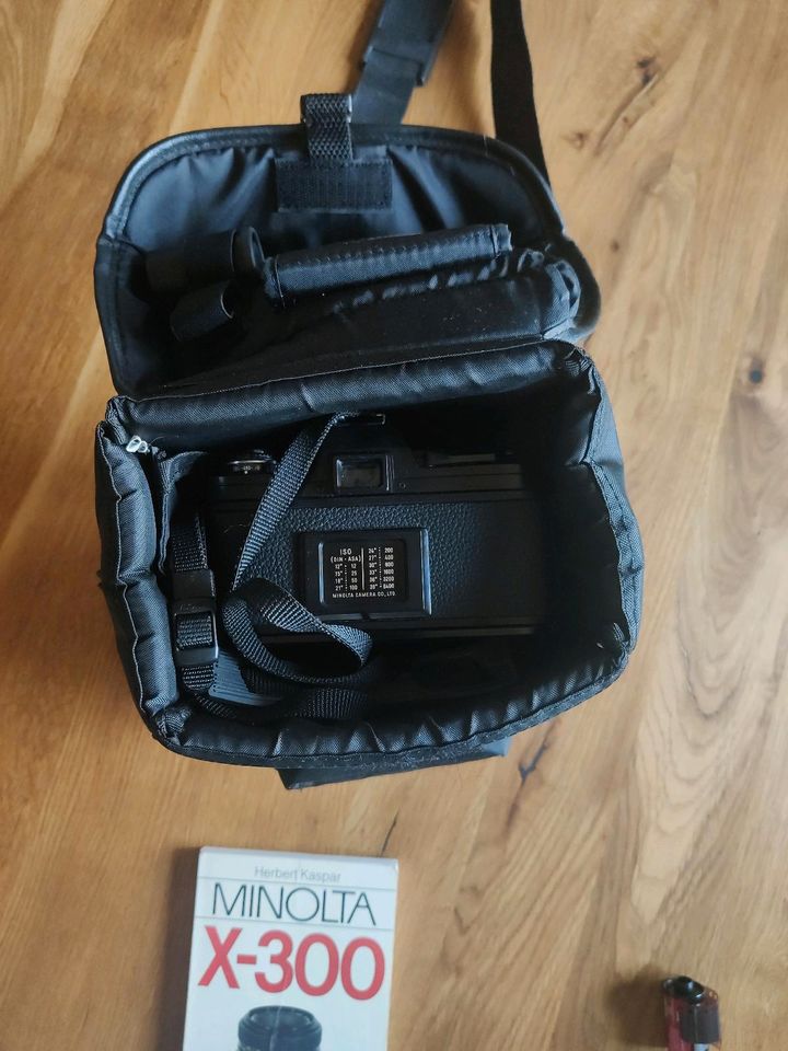 Minolta X-300 mit Tasche und Zubehör in Schweringen