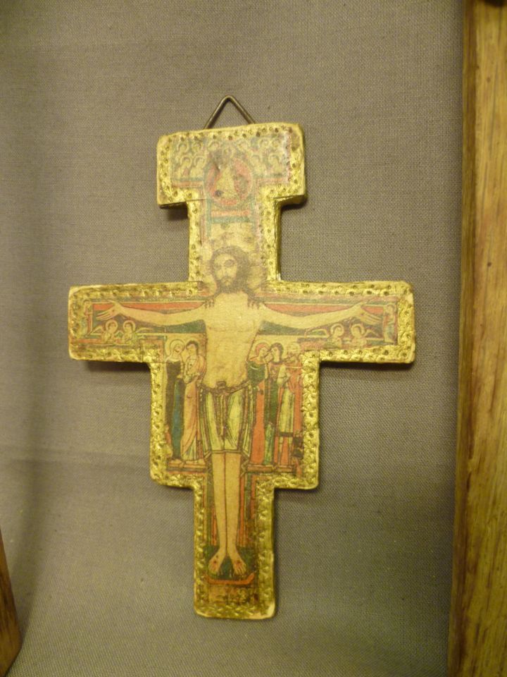 7 alte kleine Kruzifixe zum aufhängen in Leimen