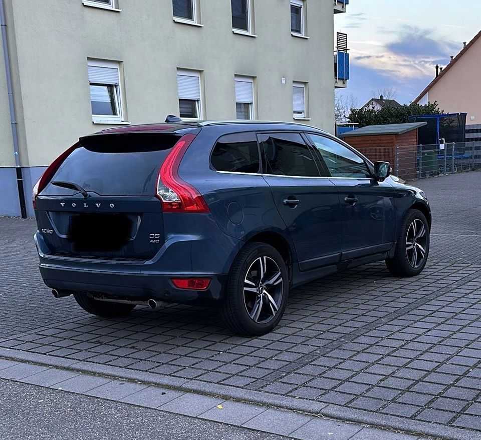 VOLVO XC 60 D5 2.4 AWD GEARTRONIC PANO CAMERA AHK LEDER SUMMUM in Waghäusel
