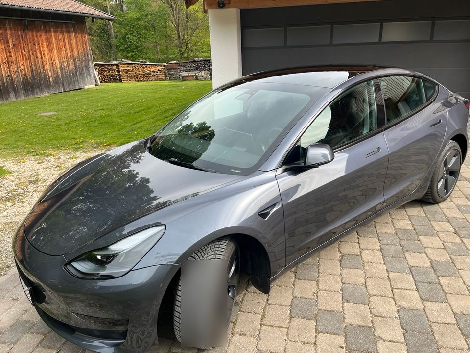 Tesla Model 3 RWD, 2023er Modell, Ganzjahresreifen in Gmund