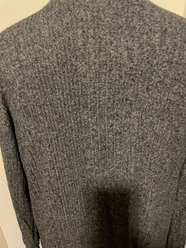 Schöne Strickjacke lang von Only Größe M grau in Freiamt