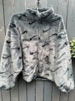 Plüschjacke Nike, nagelneu mit Etikett, Größe 3XL Nordrhein-Westfalen - Mülheim (Ruhr) Vorschau