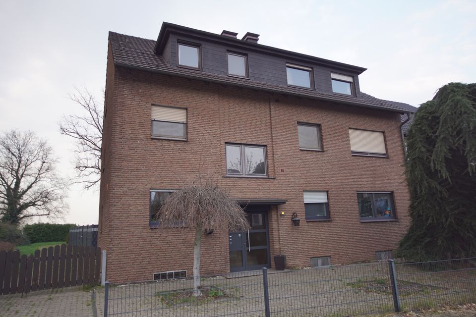 Pure Gemütlichkeit sucht Bewohnerschaft für Dachgeschosswohnung im 3-Parteien-Haus inkl. Garage in Oberhausen