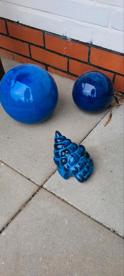 Blaue Figuren zur Dekoration in Cuxhaven