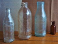 4 alte Glasflaschen, stark abgenutzt; Kellerfund, evtl. DDR Pankow - Weissensee Vorschau