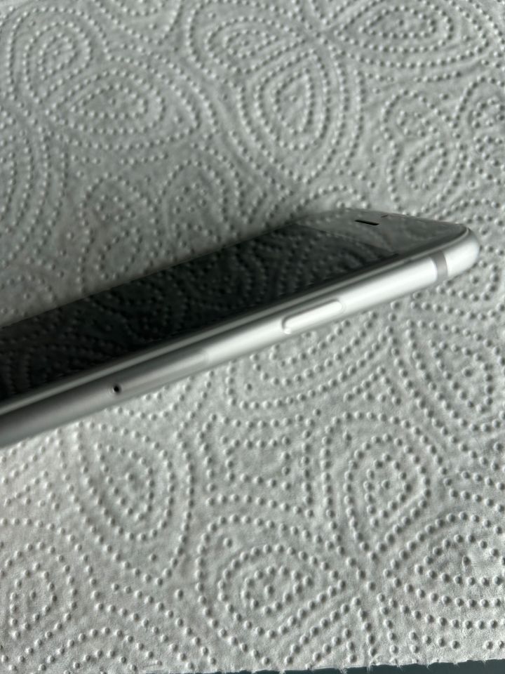 iPhone 7 32 GB mit Otterbox in Emlichheim