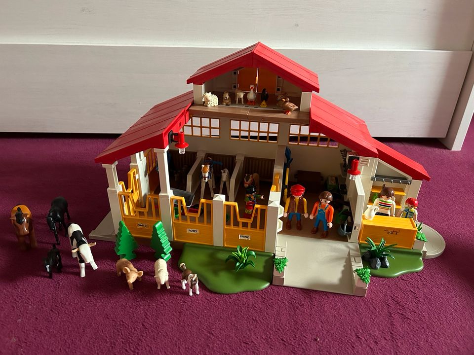 Playmobil Reiterhof/Ponyhof + 7 Schleich Pferde in Burgwedel