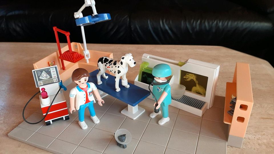 Playmobil Tierklinik City Life 5529 + OP 4346 in Ostelsheim