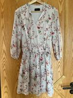 Schönes Kleid mit Blumenmuster MOHITO XS Bayern - Dingolfing Vorschau