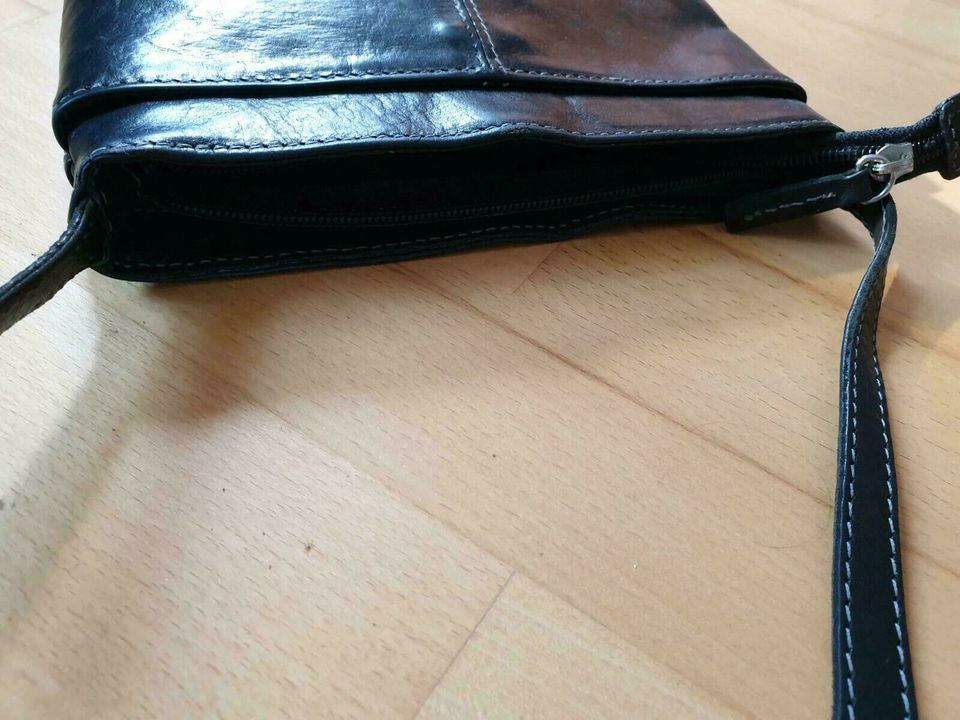 Schwarze Lederhandtasche mit Reißverschluss & vielen Innentaschen in Quirnheim
