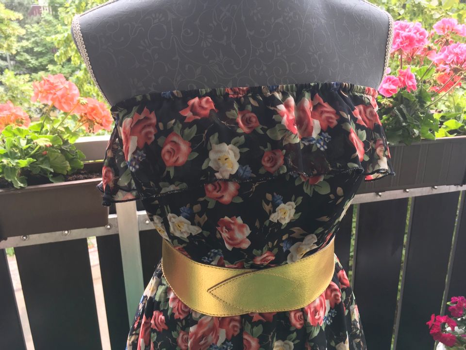 Duftiges Kleid schwarz mit Blumen Volants goldener Gürtel in München