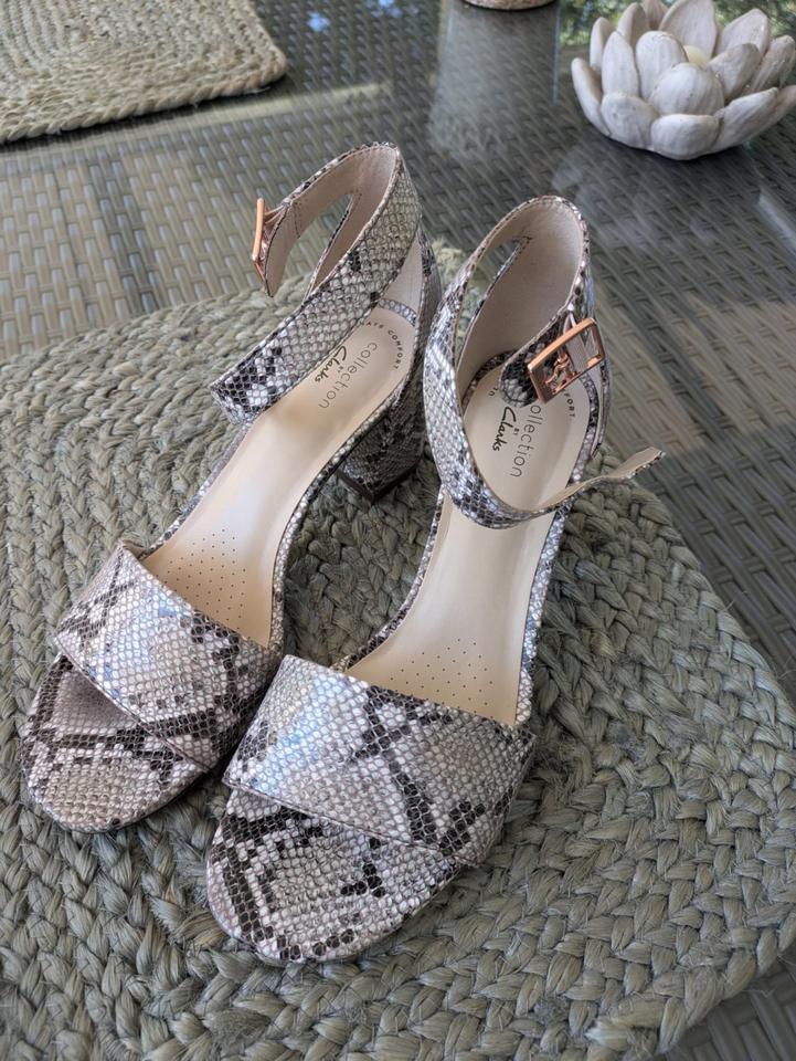 CLARKS Sandalen, beige, braun, Python, Gr. 38, NEU mit Etikett ** in Freiberg am Neckar