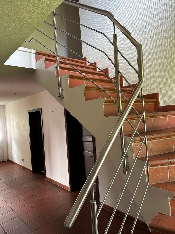 Einfamilienhaus m Einliegerwohnung u direkt zugänglichem Bürotrakt mit Doppelgarage u 6 Stellplätze in Geilenkirchen