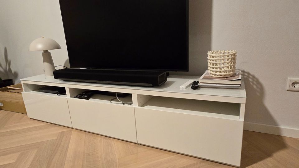 IKEA Besta TV Board mit Glasplatte (weiß) in Lich