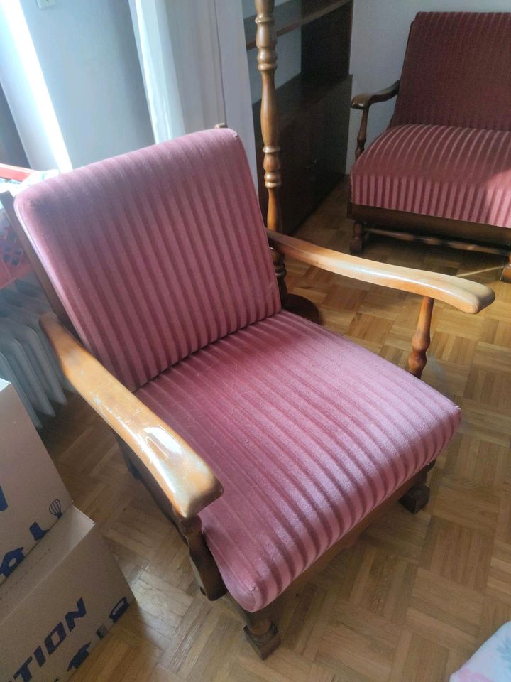 Altes Sofa wird bald sonst verschrottet wäre schade in Kassel