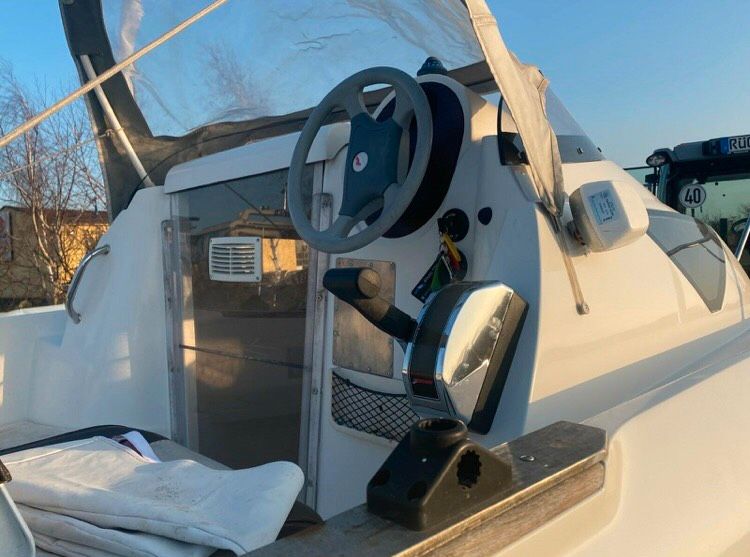 Kajütboot QuickSilver 460 in Sagard