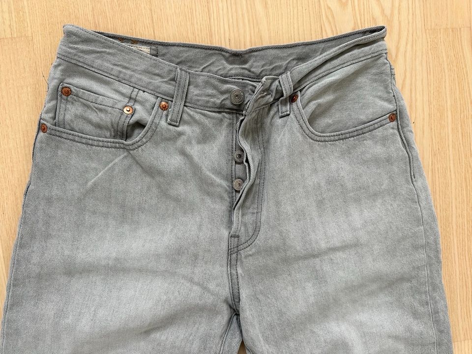 Levis Levi‘s Jeans 501 Crop hellgrau 28/28 neuwertig in Oberschleißheim