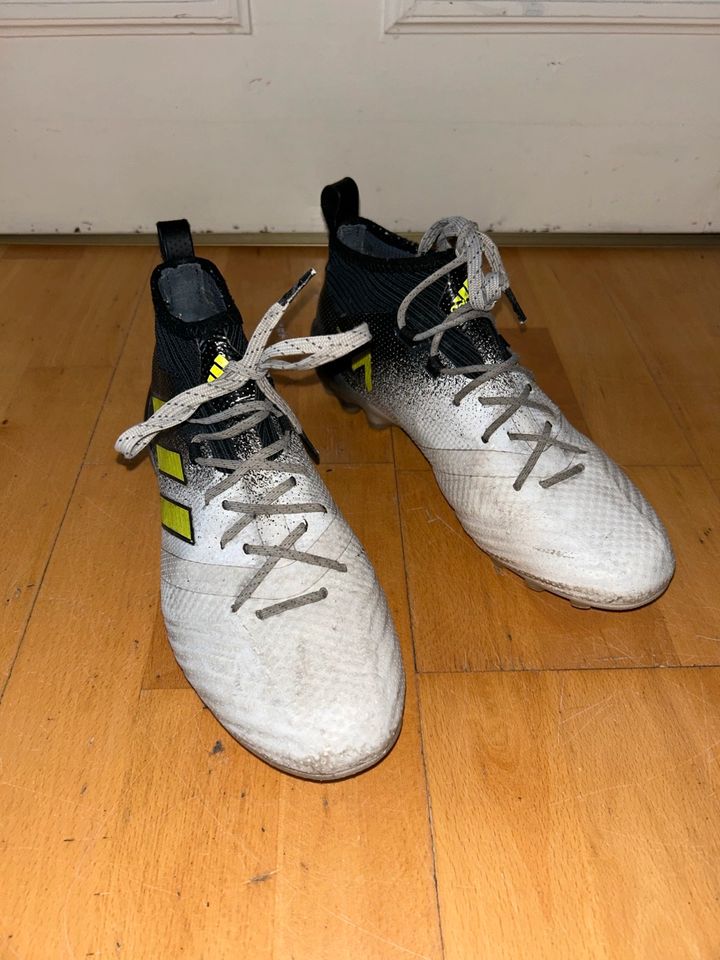 Adidas Fußball Schuhe mit Stollen in Hamburg