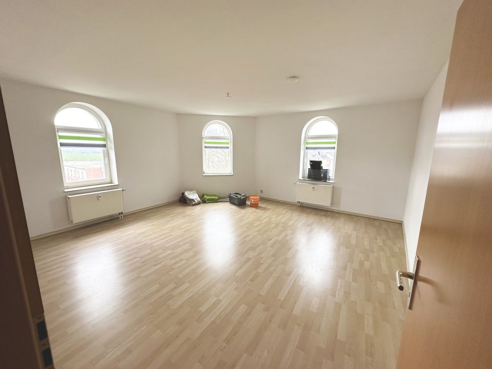 helle, schön geschnittene 2 Zimmer WE im 3. OG - Top-Zustand in Hohenstein-Ernstthal